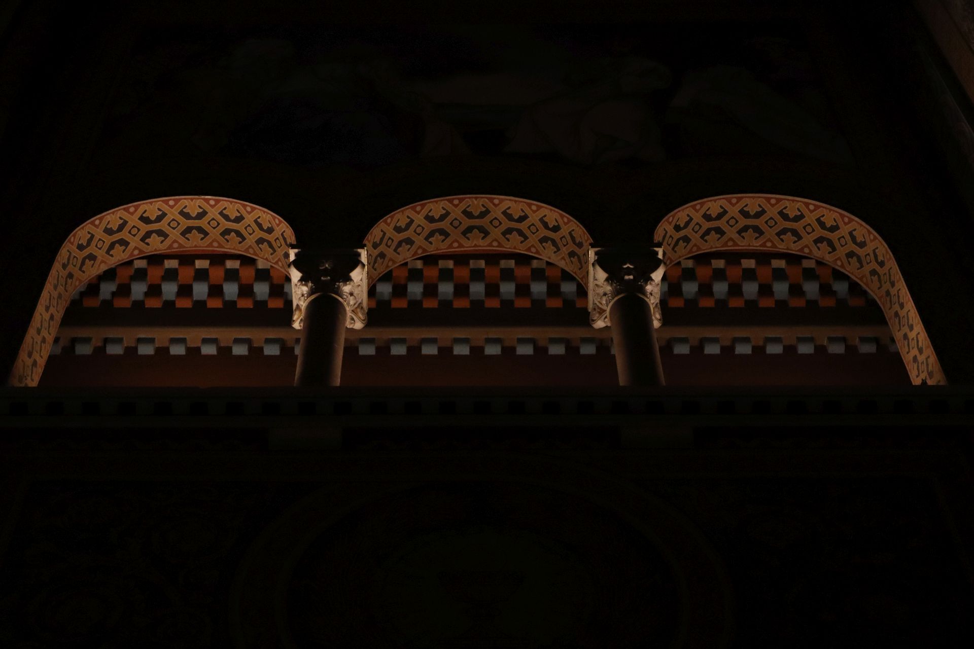 Orbán Tibor Ferenc: Fénybe öltözött árkádok