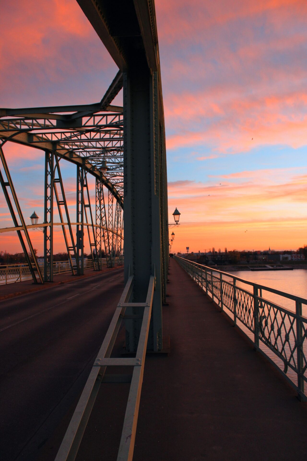 Németh Bernadett: Két ország hídja