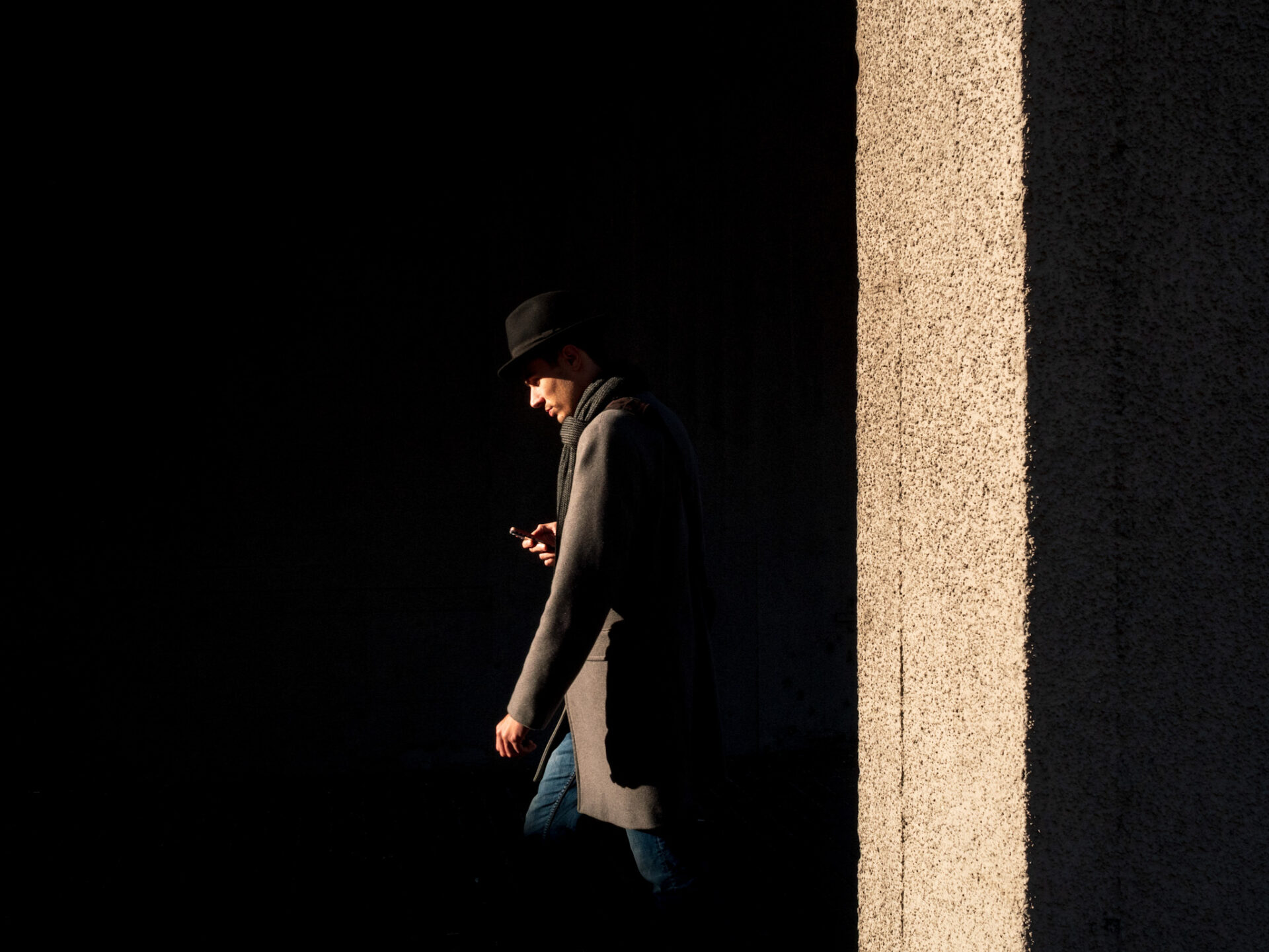 Tóth Balázs: Betonba öltözve